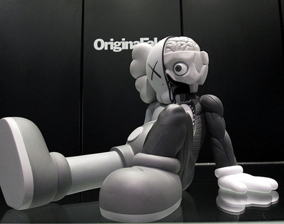 medicom-toy-kaws-resting-place-figure-black-and-gray-01
