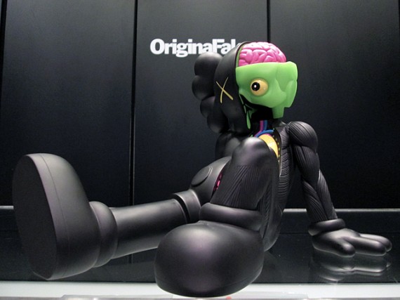 medicom-toy-kaws-resting-place-figure-black-and-gray-02-570x427